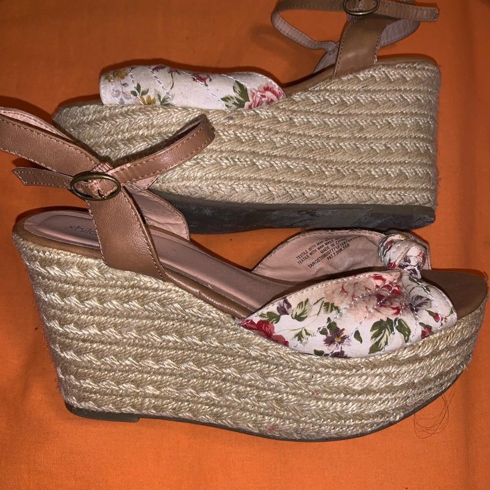 cute wedges with a floral decoration